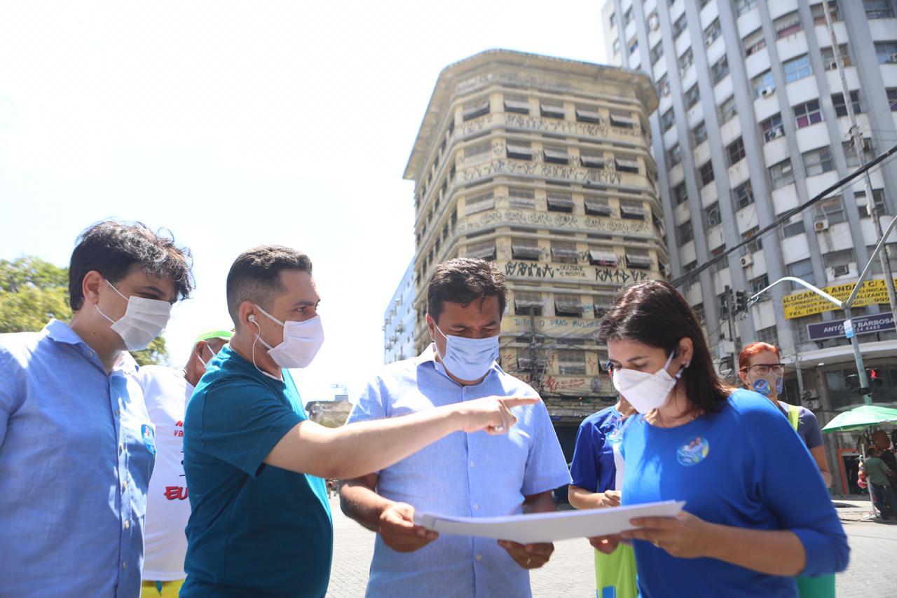 O político caminhou pelo Centro, onde conversou com comerciantes, camelôs, vendedores, e participou de uma reunião com lojistas. Foto: Guga Matos/Divulgação (Foto: Guga Matos/Divulgação) O político caminhou pelo Centro, onde conversou com comerciantes, camelôs, vendedores, e participou de uma reunião com lojistas. Foto: Guga Matos/Divulgação (Foto: Guga Matos/Divulgação)