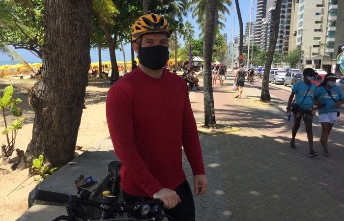 O professor Mauro Alexandre vai à praia de Boa Viagem sempre aos domingos pedalar na ciclovia e evita aglomerações (Foto: Peu Ricardo/DP FOTO) O professor Mauro Alexandre vai à praia de Boa Viagem sempre aos domingos pedalar na ciclovia e evita aglomerações (Foto: Peu Ricardo/DP FOTO)