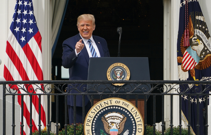 Trump disse estar "imune" um dia depois que seu médico, Sean Conley, emitiu uma breve mensagem na qual indicava que não havia mais o risco de o presidente transmitir o vírus. Foto: Mandel Ngan/AFP (Foto: Mandel Ngan/AFP) Trump disse estar "imune" um dia depois que seu médico, Sean Conley, emitiu uma breve mensagem na qual indicava que não havia mais o risco de o presidente transmitir o vírus. Foto: Mandel Ngan/AFP (Foto: Mandel Ngan/AFP)