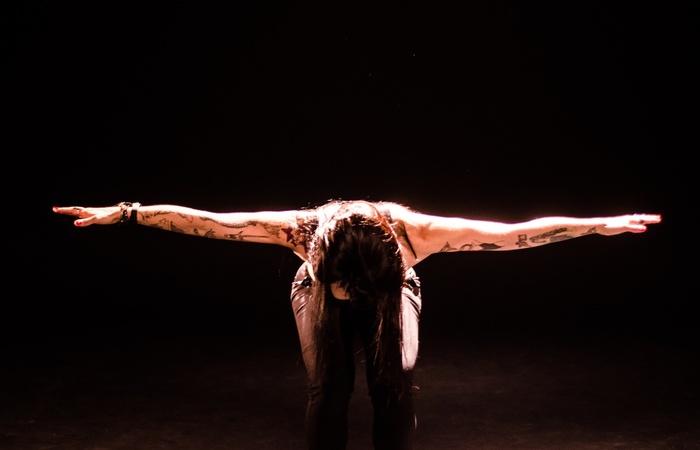 O filme traz performances livres de artistas e ativistas dentro do quadro que a câmera é capaz de captar. (Foto: Chico Lurdemir/Divulgação) O filme traz performances livres de artistas e ativistas dentro do quadro que a câmera é capaz de captar. (Foto: Chico Lurdemir/Divulgação)