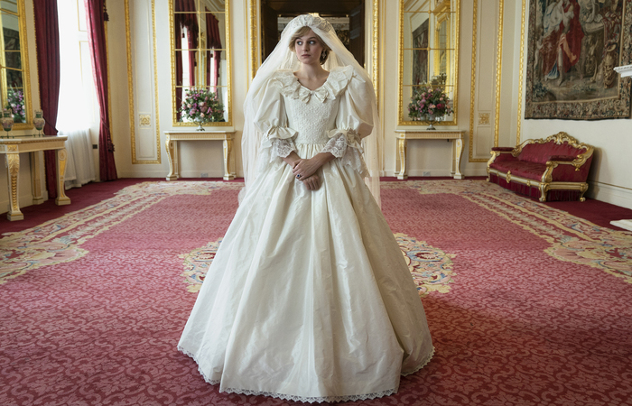 A atriz Emma Corrin usa rplica quase perfeita do vestido de casamento da princesa Diana (Foto: Des Willie/Netflix)