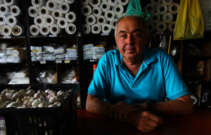 "Tudo que tenho conquistei trabalhando aqui com meu esforço. Só tenho a agradecer. O Ceasa me ensinou a viver%u201D, Livan Lins,
comerciante (Foto: Sandy James/DP) "Tudo que tenho conquistei trabalhando aqui com meu esforço. Só tenho a agradecer. O Ceasa me ensinou a viver%u201D, Livan Lins,
comerciante (Foto: Sandy James/DP)