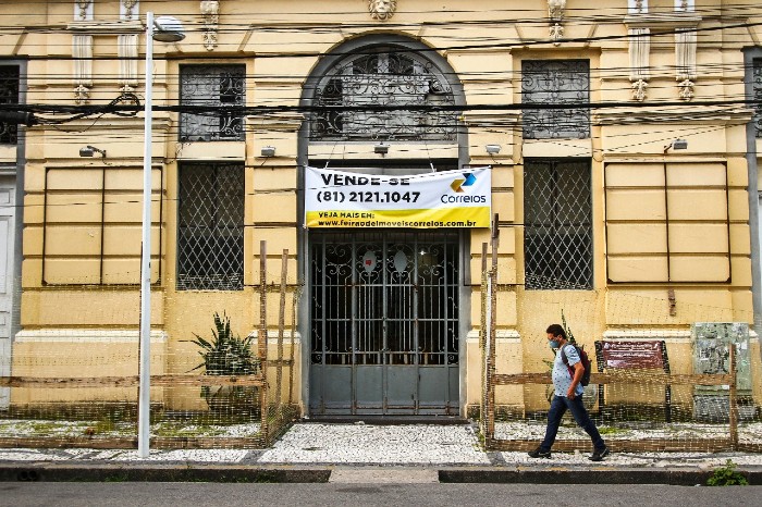 Sem uso, o prédio dos Correios da Av. Marquês de Olinda com a Rua Madre de Deus irá a leilão. (Foto: Bruna Costa / Esp. DP FOTO) Sem uso, o prédio dos Correios da Av. Marquês de Olinda com a Rua Madre de Deus irá a leilão. (Foto: Bruna Costa / Esp. DP FOTO)