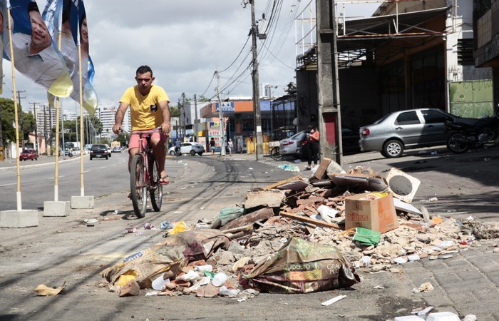  (Jos Hildo, 35, precisa desviar de lixo deixado na ciclofaixa localizada na Avenida Norte. Foto: Arnaldo Sete/Esp.DP )