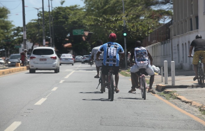  (Nas vias mais movimentadas, ciclistas dividem espao com carros, nibus e motos. Foto: Arnaldo Sete/Esp.DP )