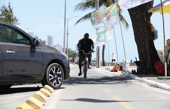  (Na orla de Olinda, motoristas furam o bloqueio e invadem ciclofaixa. Ciclistas so obrigados a desviar. Foto: Arnaldo Sete/Esp.DP. )