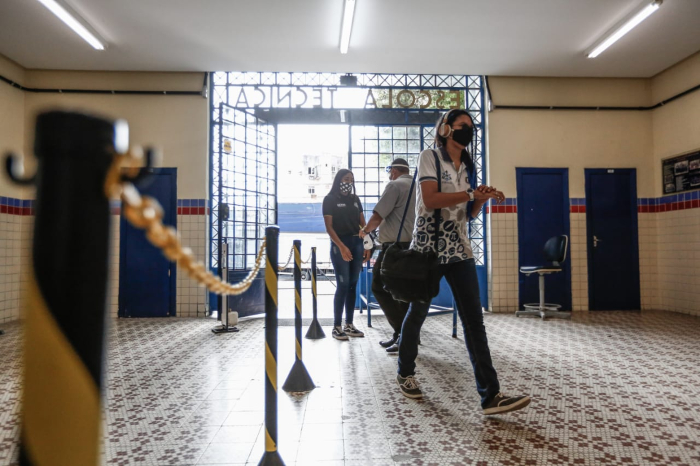 Alunos voltam s aulas na Escola Tcnica Estadual Ccero Dias. (Foto: Paulo Paiva/DP.)