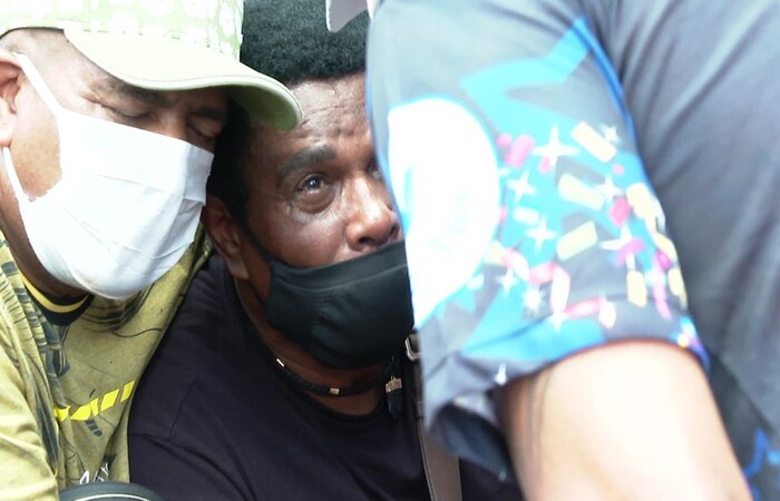 Neguinho da Beija-Flor  amparado por amigos no enterro do neto Gabriel (Foto: Reproduo/TV Globo)
