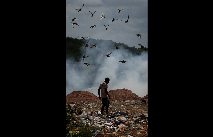 Lixo de Camaragibe um dia aps o seu fechamento continuava com catadores de reciclveis. (Leandro de Santana/ DP)