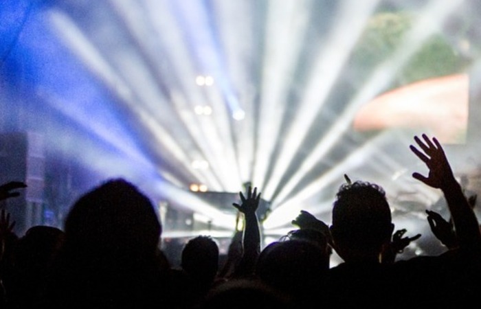 Eventos devem acontecer em locais privados e não podem ser públicos. (Foto: Pixabay/Reprodução) Eventos devem acontecer em locais privados e não podem ser públicos. (Foto: Pixabay/Reprodução)