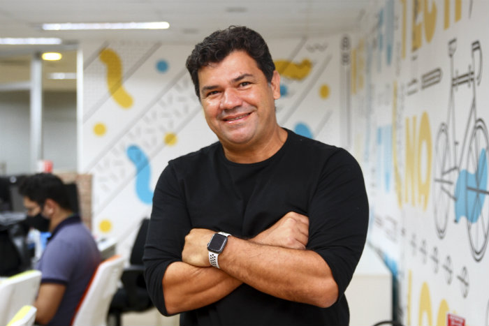 "Plataforma tem mais de 800 mil pessoas cadastradas e meta
é ultrapassar 1 milhão até o final deste ano", explica o diretor de inovação da MV, Emerson Zarour (Foto: Bruna Costa/Esp DP) "Plataforma tem mais de 800 mil pessoas cadastradas e meta
é ultrapassar 1 milhão até o final deste ano", explica o diretor de inovação da MV, Emerson Zarour (Foto: Bruna Costa/Esp DP)