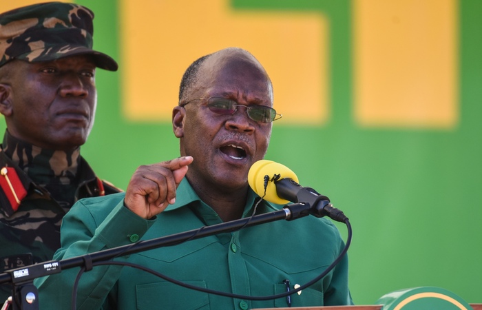 De acordo com a oposição, a reeleição do presidente John Magufuli é fraudulenta (Foto: Ericky Boniphace/AFP) De acordo com a oposição, a reeleição do presidente John Magufuli é fraudulenta (Foto: Ericky Boniphace/AFP)
