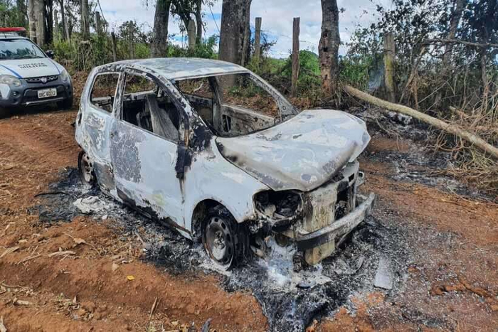 Carro da vítima foi incendiado pelos criminosos. (Foto: Polícia Civil de Minas Gerais/Divulgação) Carro da vítima foi incendiado pelos criminosos. (Foto: Polícia Civil de Minas Gerais/Divulgação)