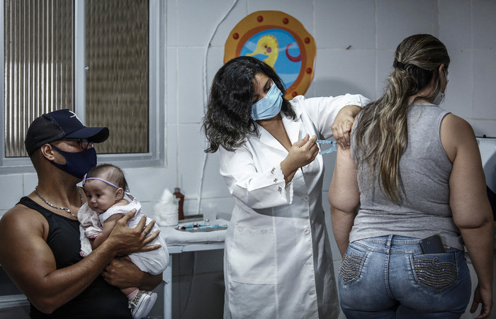 Na ocasião, a mãe Cláudia Brainer aproveitou para atualizar o cartão de vacinas. (Foto: Paulo Paiva / DP FOTO) Na ocasião, a mãe Cláudia Brainer aproveitou para atualizar o cartão de vacinas. (Foto: Paulo Paiva / DP FOTO)