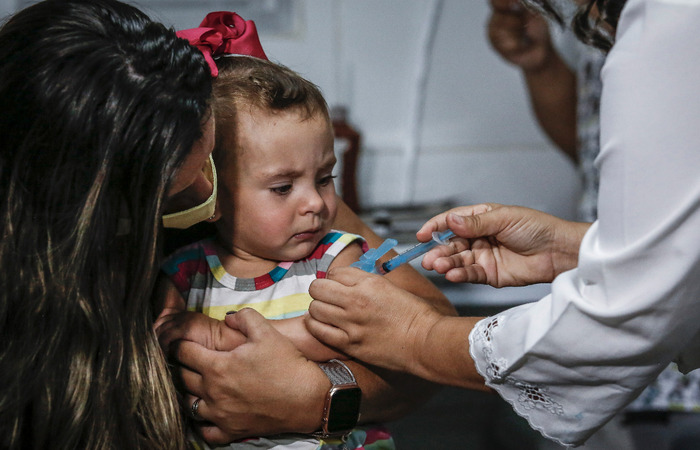 Luiza Hublet, de 1 ano e 5 meses, teve seu cartão de vacinas atualizado. (Foto: Paulo Paiva / DP FOTO) Luiza Hublet, de 1 ano e 5 meses, teve seu cartão de vacinas atualizado. (Foto: Paulo Paiva / DP FOTO)