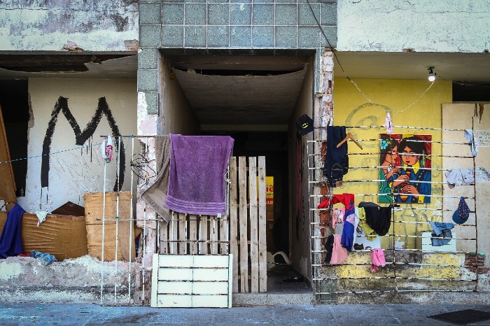 O prédio Marquês Felipe, 815, em Jardim Atlântico, está abandonado há mais de 15 anos e já sofreu por diversas invasões. Hoje, está sendo ocupado por cerca de 6 famílias. (Foto: Bruna Costa / Esp. DP FOTO) O prédio Marquês Felipe, 815, em Jardim Atlântico, está abandonado há mais de 15 anos e já sofreu por diversas invasões. Hoje, está sendo ocupado por cerca de 6 famílias. (Foto: Bruna Costa / Esp. DP FOTO)
