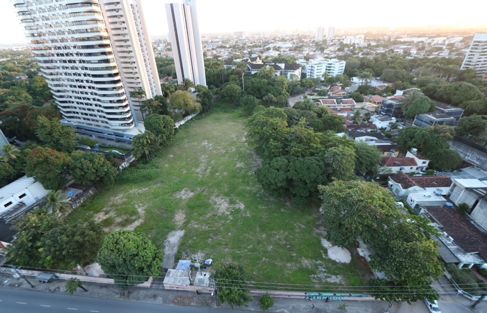 Terreno onde pode ser construdo o Atacado dos Presentes, no Poo da Panela. (Foto: Tarciso Augusto/Esp. DP Foto. )