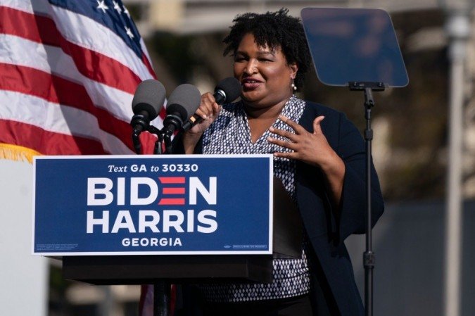 (Stacey Abrams fala no comício "Get Out the Vote" com o ex-presidente dos EUA, Barack Obama, enquanto ele faz campanha para o candidato presidencial democrata ex-vice-presidente Joe Biden, em 2 de novembro de 2020, em Atlanta, Geórgia / Foto: Elijah Nouvelage/AFP) (Stacey Abrams fala no comício "Get Out the Vote" com o ex-presidente dos EUA, Barack Obama, enquanto ele faz campanha para o candidato presidencial democrata ex-vice-presidente Joe Biden, em 2 de novembro de 2020, em Atlanta, Geórgia / Foto: Elijah Nouvelage/AFP)