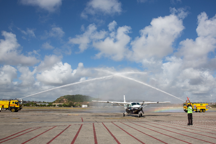 Integrantes do Corpo de Bombeiros lançaram jatos d'água sobre o avião em cerimônia de batismo. (Foto: Sérgio Bernardo/Divulgação) Integrantes do Corpo de Bombeiros lançaram jatos d'água sobre o avião em cerimônia de batismo. (Foto: Sérgio Bernardo/Divulgação)