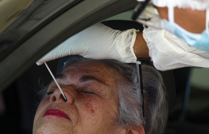 As irmãs Lúcia Helena Assis, 75, e Zélia Assis, 82, foram de carro até o Geraldão para fazer o teste da Covid-19 devido ao contato que tiveram com a neta e sobrinha, respectivamente (Foto: Sandy James / Esp. DP FOTO) As irmãs Lúcia Helena Assis, 75, e Zélia Assis, 82, foram de carro até o Geraldão para fazer o teste da Covid-19 devido ao contato que tiveram com a neta e sobrinha, respectivamente (Foto: Sandy James / Esp. DP FOTO)