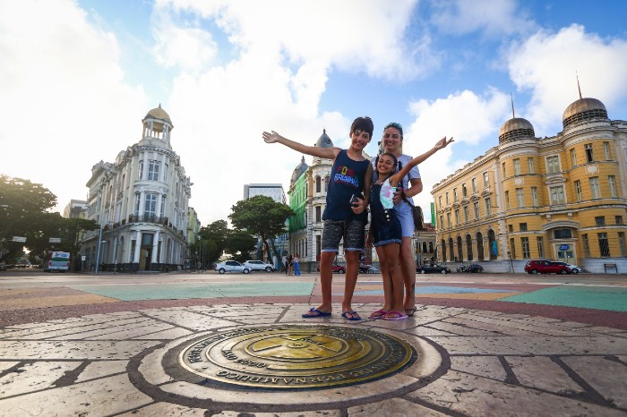 Turistas são vistos conhecendo o Marco Zero, no Recife Antigo, nesta quinta-feira (12) (Foto: Bruna Costa / Esp. DP FOTO) Turistas são vistos conhecendo o Marco Zero, no Recife Antigo, nesta quinta-feira (12) (Foto: Bruna Costa / Esp. DP FOTO)