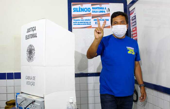 Mendonça votou em um colégio particular em Boa Viagem, Zona Sul do Recife. (Foto: Sandy James / Esp. DP FOTO) Mendonça votou em um colégio particular em Boa Viagem, Zona Sul do Recife. (Foto: Sandy James / Esp. DP FOTO)