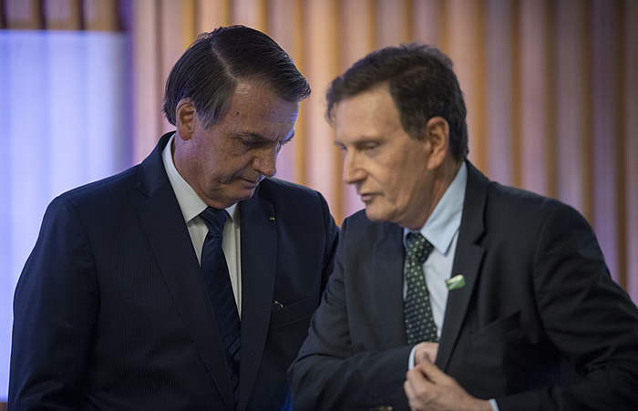 No Rio, Crivella, o escolhido do presidente disputará o segundo turno com Eduardo Paes (DEM). Já no Recife, a aliada, Delegada Patrícia, ficou em quarto lugar (Foto: Mauro Pimentel/AFP
) No Rio, Crivella, o escolhido do presidente disputará o segundo turno com Eduardo Paes (DEM). Já no Recife, a aliada, Delegada Patrícia, ficou em quarto lugar (Foto: Mauro Pimentel/AFP
)