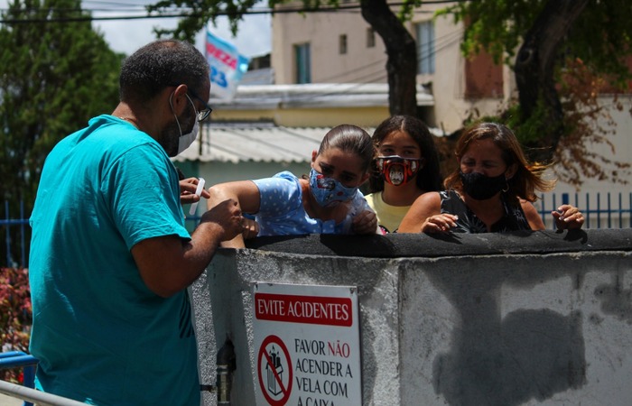 Melriene Souza e sua família utilizando o velário. (Foto: Sandy James/ Esp. DP) Melriene Souza e sua família utilizando o velário. (Foto: Sandy James/ Esp. DP)