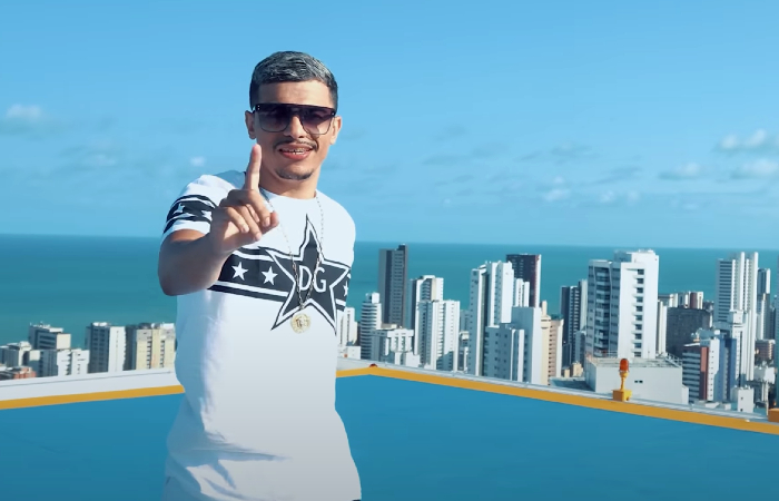 Clipe teve imagens gravadas em Boa Viagem, na Zona Sul do Recife (Foto: YouTube/Reprodução) Clipe teve imagens gravadas em Boa Viagem, na Zona Sul do Recife (Foto: YouTube/Reprodução)