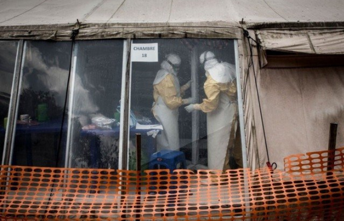(Foto tirada em 09 de março de 2019. Trabalhadores da saúde são vistos dentro da 'zona vermelha' de um centro de tratamento de ebola. - Crédito: AFP / JOHN WESSELS) (Foto tirada em 09 de março de 2019. Trabalhadores da saúde são vistos dentro da 'zona vermelha' de um centro de tratamento de ebola. - Crédito: AFP / JOHN WESSELS)