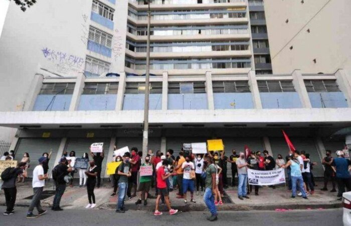 A unidade Belo Horizonte fechou as portas depois de manifestaes contra a rede (Foto: Gladyston Rodrigues/EM)