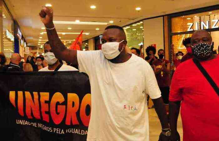 O rapper participou de ato contra assassinato de homem negro nas dependncias do Carrefour em Porto Alegre (Foto: Gladyston Rodrigues/EM)