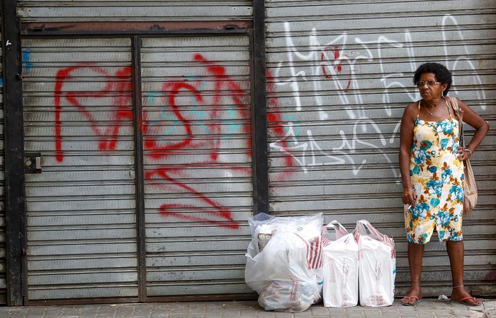 Grena acompanhou a filha para comprar produtos pontuais que no estavam com desconto.  (Foto: Leandro de Santana/ DP)