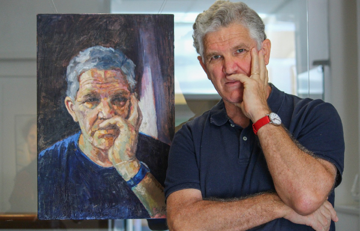 Roberto Ploeg ao lado do quadro Autorretrato quando triste (2019) (Foto: Sandy James/Esp. DP)