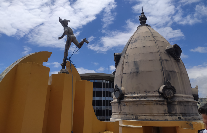 Esttua de Hermes no rooftop (Foto: Emannuel Bento/DP)