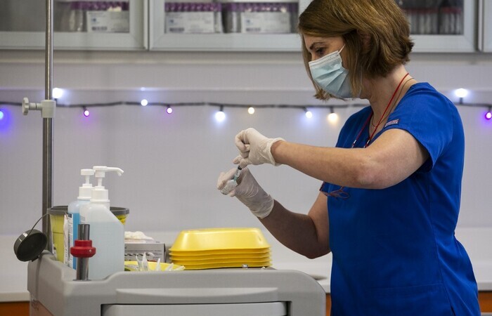 O bloco econômico conta com doses para imunizar 300 milhões de habitantes em uma ação unificada. (Foto: Yorgos Karahalis / AFP
) O bloco econômico conta com doses para imunizar 300 milhões de habitantes em uma ação unificada. (Foto: Yorgos Karahalis / AFP
)