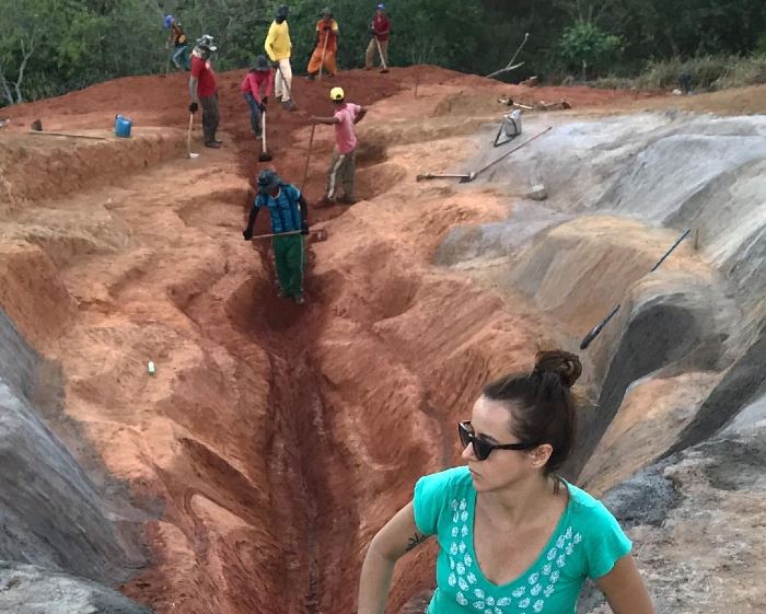 Imagem de Juliana Notari entre os trabalhadores causou reaes negativas.  (Foto: Divulgao)