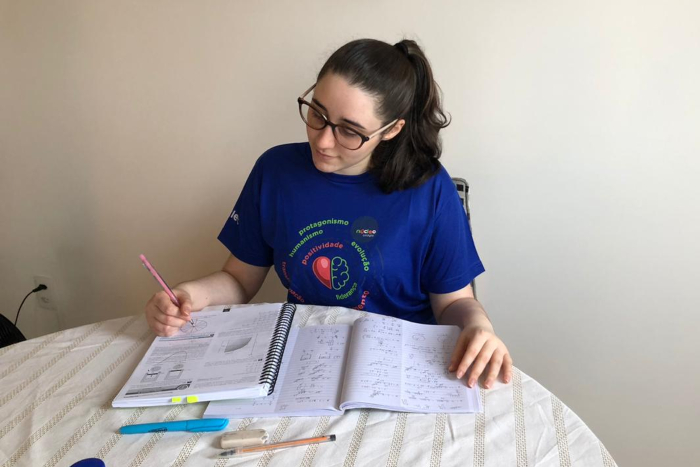A estudante Marina Pedrosa (foto) estranhou as aulas remotas, mas conseguiu se adaptar durante a preparação para as provas (Foto: Acervo pessoal) A estudante Marina Pedrosa (foto) estranhou as aulas remotas, mas conseguiu se adaptar durante a preparação para as provas (Foto: Acervo pessoal)