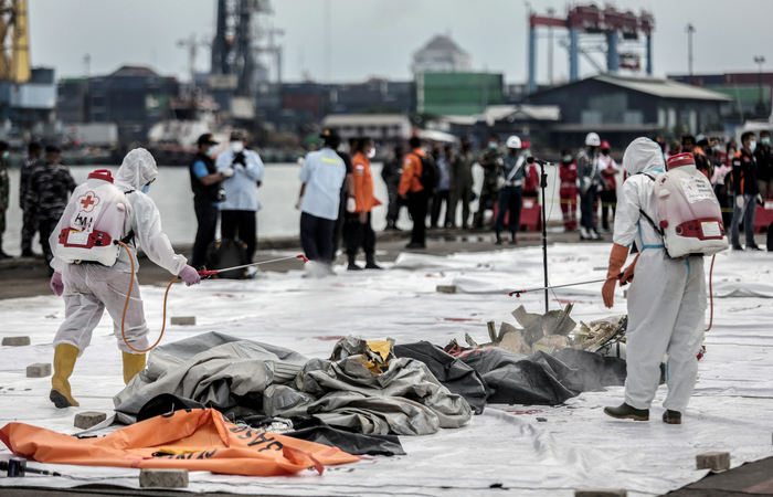 Horas antes, equipes de mergulhadores encontraram partes de corpos, destroços da fuselagem da aeronave e roupas dos passegeiros (Foto: ADITYA AJI / AFP
) Horas antes, equipes de mergulhadores encontraram partes de corpos, destroços da fuselagem da aeronave e roupas dos passegeiros (Foto: ADITYA AJI / AFP
)