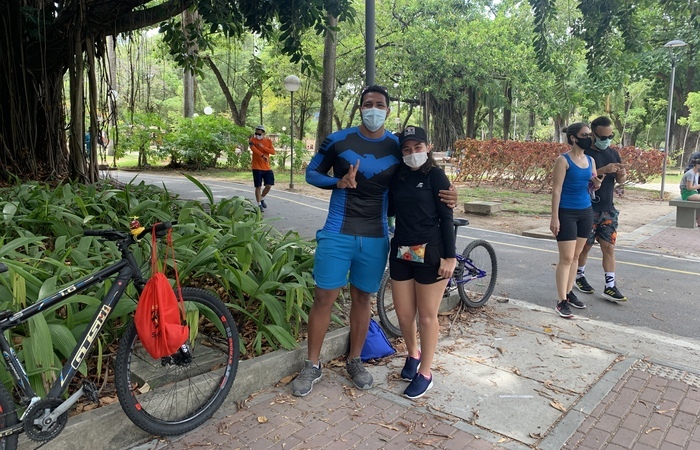 Os amigos Rodrigo e Joyce aproveitaram a manh deste domingo para correr na Jaqueira (Foto: Juliana Aguiar/DP)