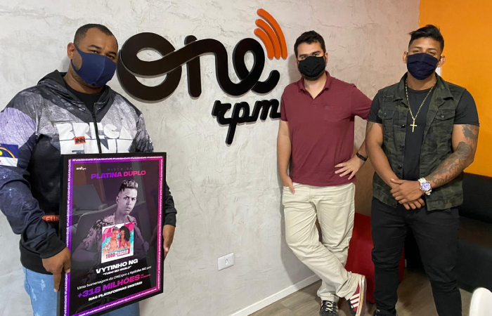 Pepeu Nascimento com placa disco de platina duplo da ONErpm, Julian Lepick e Jorge Music (Foto: Emannuel Bento/DP)