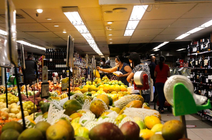 A rea de alimentos e bebidas deixou de ter a maior inflao entre os grupos pesquisados. (Foto: Tnia Rgo/Agncia Brasil
)