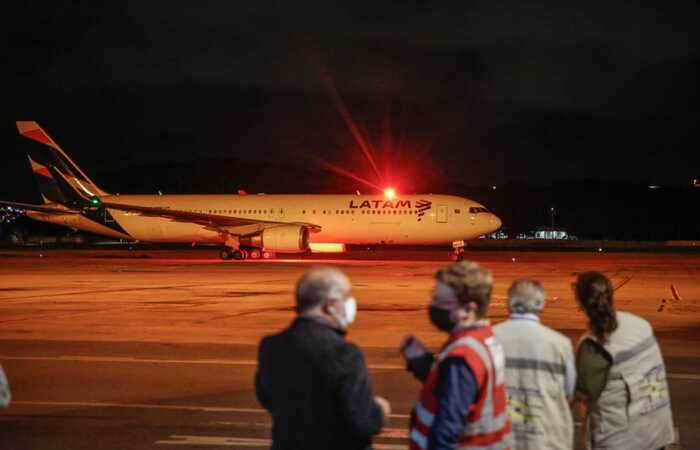 Aeronave aterrissou por volta das 19h30. Foto: Paulo Paiva/DP (Foto: Paulo Paiva/DP) Aeronave aterrissou por volta das 19h30. Foto: Paulo Paiva/DP (Foto: Paulo Paiva/DP)
