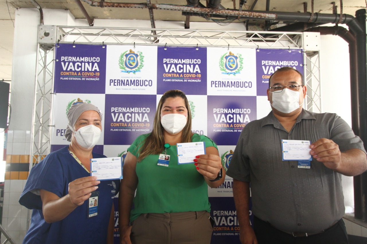 Alexina, Lidier e Manoel foram os primeiros profissionais de sade a serem vacinados nesta tera (Foto: Peu Ricardo/DP)