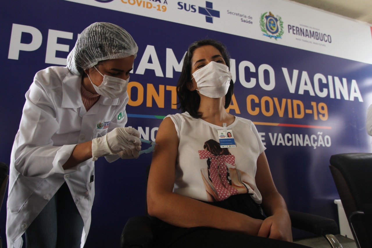 A gestora de enfermagem, Michele Oliveira foi uma das profissionais vacinadas nesta tera (Foto: Peu Ricardo/DP)