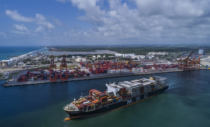 Em Suape, houve uma movimentao de 4,1 milhes de toneladas de produtos destinados  exportao. (Foto: Rafael Medeiros/Divulgao)