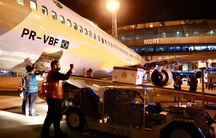 Doses chegaram no Aeroporto Internacional do Recife/Guararapes (Fotos: Heudes Regis/SEI)