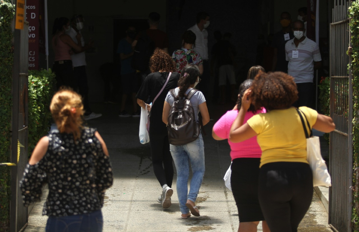 Estudantes na entrada do Bloco G da Unicap, no Recife (Foto: Peu Ricardp/DP)