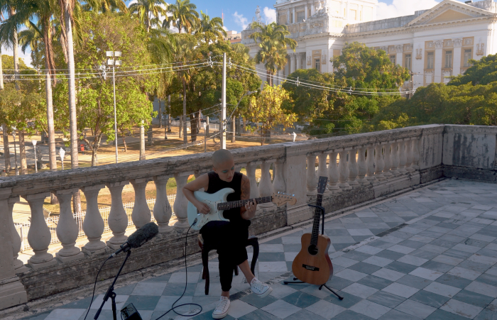 Larissa Lisboa se apresentando no terraço do Teatro Santa Isabel, no Centro do Recife (Foto: SOMdagem/Divulgação) Larissa Lisboa se apresentando no terraço do Teatro Santa Isabel, no Centro do Recife (Foto: SOMdagem/Divulgação)