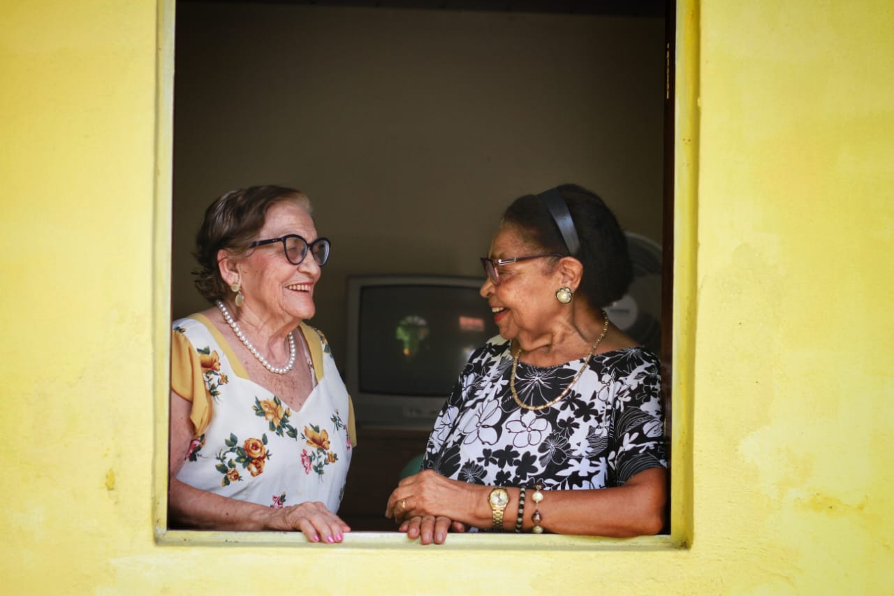 Nina e Maria da Paixão conversando na janela (Foto: Rômulo Chico / Esp.DP.) Nina e Maria da Paixão conversando na janela (Foto: Rômulo Chico / Esp.DP.)